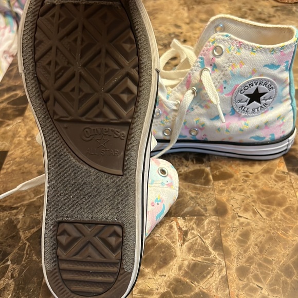 Converse us size 2 . - Picture 2 of 3